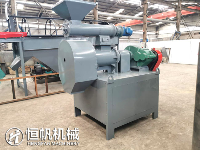 同樣是有機(jī)肥造粒機(jī)設(shè)備,其中的差別竟然如此之大!千萬(wàn)別選錯(cuò)了(圖2) 對(duì)輥擠壓式造粒機(jī)